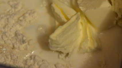 булочки с корицей в сметанной заливке