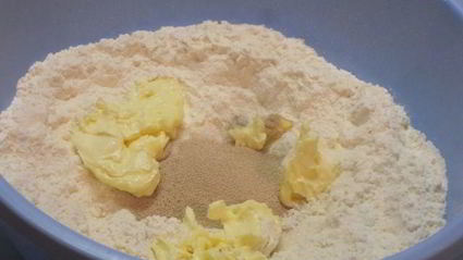 булочки с начинкой из чернослива и яблок