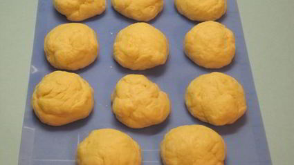 булочки с начинкой из чернослива и яблок