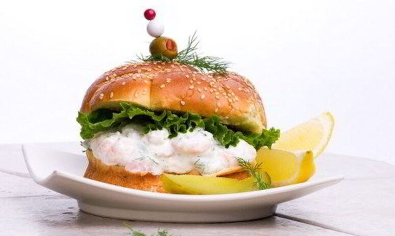 Рецепт булочек с салатом и креветками