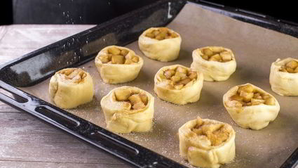 булочки с яблоками и корицей