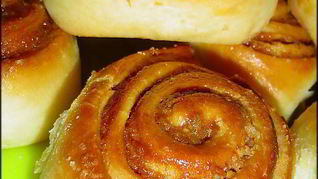 Булочки с яблоками, изюмом и сгущенным молоком