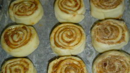 булочки с яблоками, изюмом и сгущенным молоком