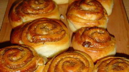 булочки с яблоками, изюмом и сгущенным молоком