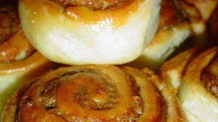 булочки с яблоками, изюмом и сгущенным молоком