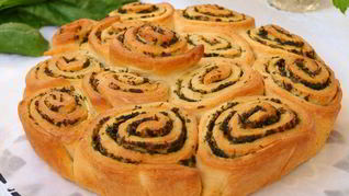 Булочки с зеленым соусом