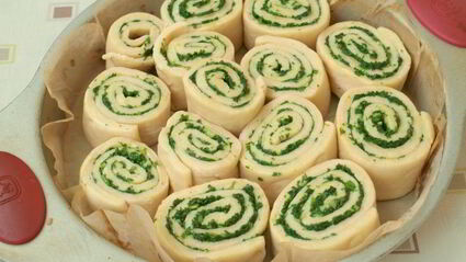 булочки с зеленым соусом