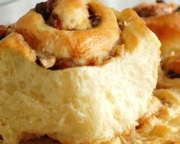 Дрожжевые булочки с корицей и сухофруктами на кефире