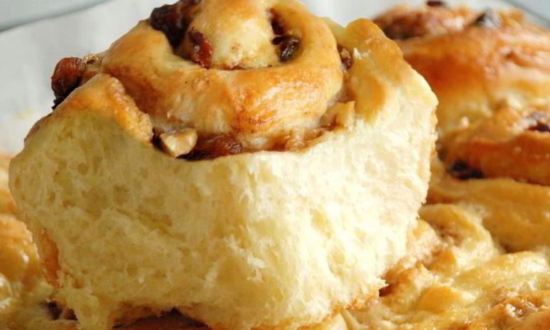 Рецепт дрожжевых булочек с корицей и сухофруктами на кефире