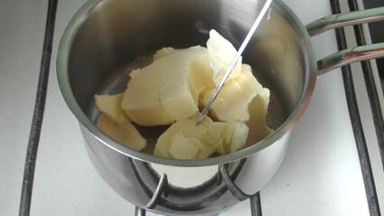 дрожжевые булочки с корицей и сухофруктами на кефире