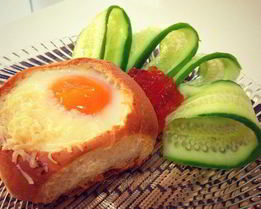 Глазунья в булочке с пармезаном и красной икрой