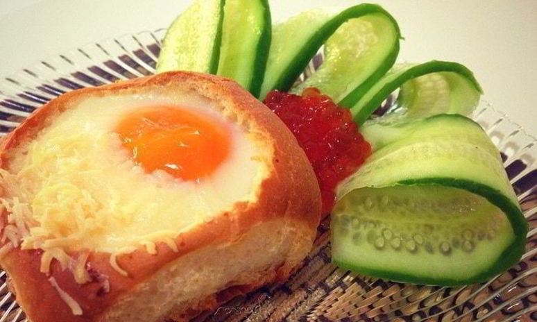 Рецепт глазуньи в булочке с пармезаном и красной икрой