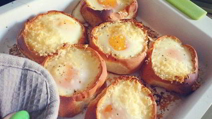 глазунья в булочке с пармезаном и красной икрой