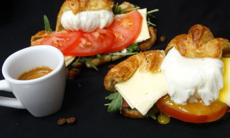 Рецепт круассана с яйцом пашот