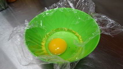 круассан с яйцом пашот