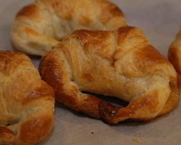 Круассаны с конфитюром и шоколадным сыром