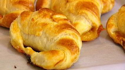 круассаны с конфитюром и шоколадным сыром