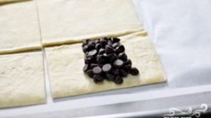 круассаны с шоколадом из слоеного теста