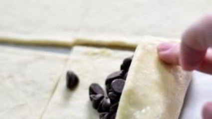 круассаны с шоколадом из слоеного теста