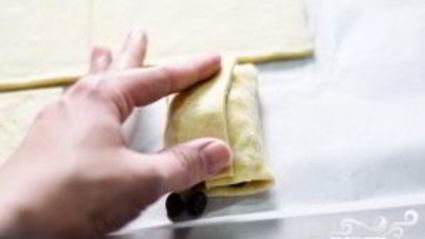 круассаны с шоколадом из слоеного теста