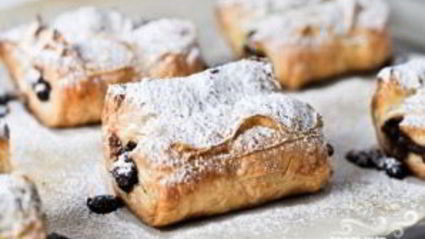 круассаны с шоколадом из слоеного теста