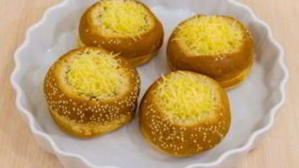 овощи с яйцом, запеченные в булочке