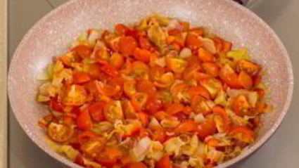 овощи с яйцом, запеченные в булочке