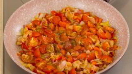 овощи с яйцом, запеченные в булочке