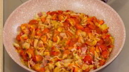 овощи с яйцом, запеченные в булочке