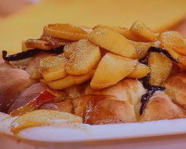 Сдобные заливные булочки с глазированным яблоком