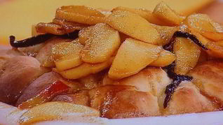 Сдобные заливные булочки с глазированным яблоком