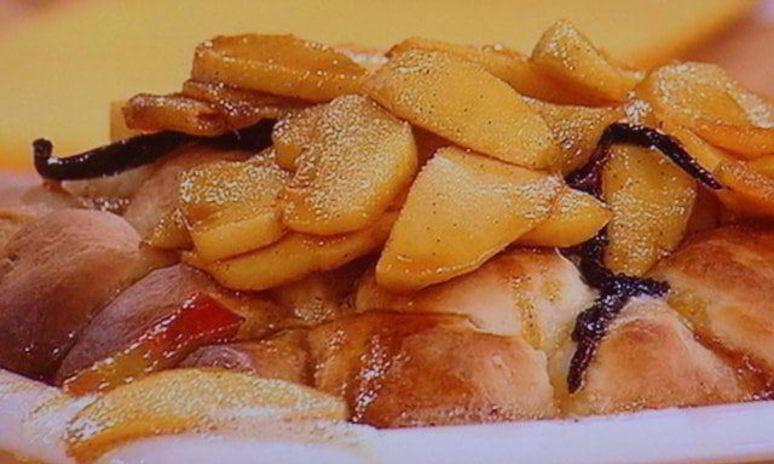 Рецепт сдобных заливных булочек с глазированным яблоком