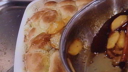 сдобные заливные булочки с глазированным яблоком