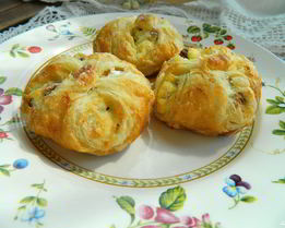 Слоеные булочки с творогом