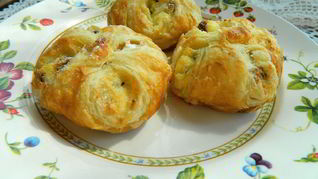 Слоеные булочки с творогом