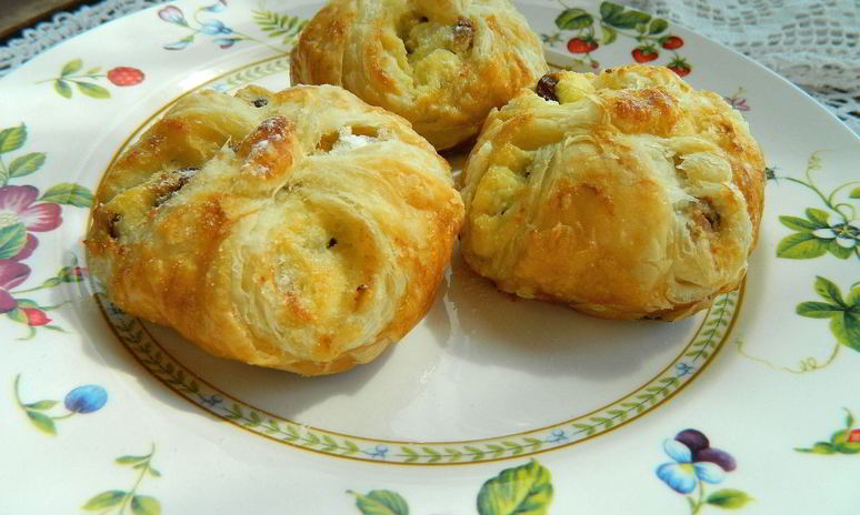 Рецепт слоеных булочек с творогом