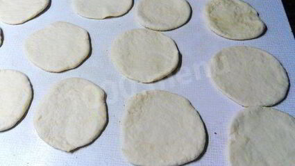 творожная ватрушка с повидлом из дрожжевого теста