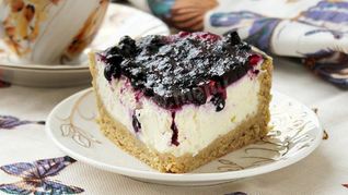 Чизкейк в мультиварке с сыром и черникой