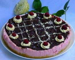 Малиновый чизкейк с двумя видами шоколада