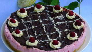 Малиновый чизкейк с двумя видами шоколада