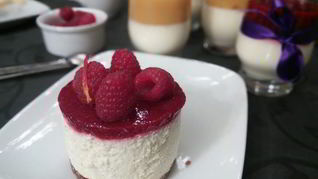 Мини-чизкейк из козьего сыра с малиной