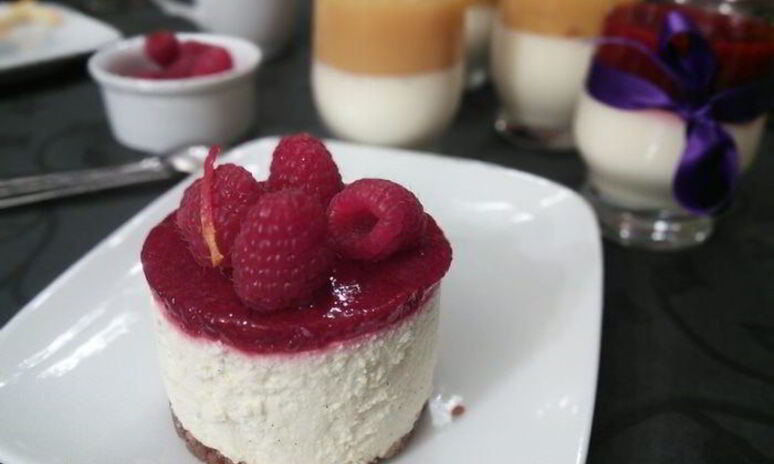 Рецепт мини-чизкейка из козьего сыра с малиной