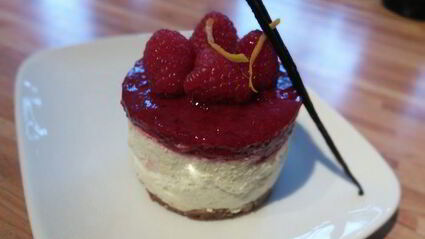 мини-чизкейк из козьего сыра с малиной