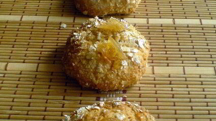 фруктовые кексы с лимонной глазурью и печенье золотистое с овсяными хлопьями