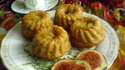 фруктовые кексы с лимонной глазурью и печенье золотистое с овсяными хлопьями