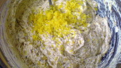 фруктовые кексы с лимонной глазурью и печенье золотистое с овсяными хлопьями