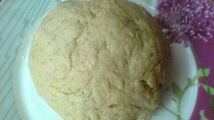 фруктовые кексы с лимонной глазурью и печенье золотистое с овсяными хлопьями