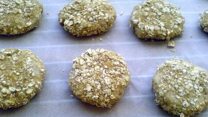 фруктовые кексы с лимонной глазурью и печенье золотистое с овсяными хлопьями