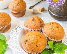 Йогуртовые вишневые кексики с шоколадной крошкой