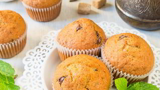 Йогуртовые вишневые кексики с шоколадной крошкой